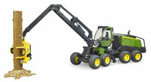 Carica l'immagine nel visualizzatore di Gallery, BRUDER John Deere 1270G taglia tronchi con braccio meccanico 02135