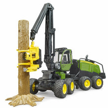 Carica l'immagine nel visualizzatore di Gallery, BRUDER John Deere 1270G taglia tronchi con braccio meccanico 02135