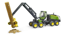 Carica l'immagine nel visualizzatore di Gallery, BRUDER John Deere 1270G taglia tronchi con braccio meccanico 02135