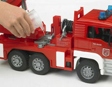 Carica l'immagine nel visualizzatore di Gallery, BRUDER Camion pompieri MAN TGA 02771