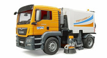 Carica l'immagine nel visualizzatore di Gallery, BRUDER MAN TGS camion pulizia stradale 03780