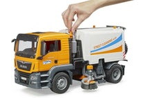Carica l'immagine nel visualizzatore di Gallery, BRUDER MAN TGS camion pulizia stradale 03780