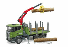 Carica l'immagine nel visualizzatore di Gallery, BRUDER SCANIA R-Series trasporto 3 tronchi con gru 03524