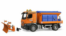 Carica l'immagine nel visualizzatore di Gallery, BRUDER MB Arocs camion spargisale e spazzaneve 03685
