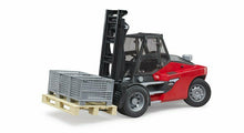 Carica l'immagine nel visualizzatore di Gallery, BRUDER Linde HT160 muletto con pallet e 3 ceste 02513
