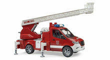 Carica l'immagine nel visualizzatore di Gallery, BRUDER MB Sprinter autopompa Pompieri con luci e suono 02673