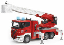 Carica l'immagine nel visualizzatore di Gallery, BRUDER Scania R-Series autopompa Pompieri con luci e suono 03590