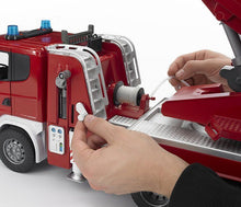 Carica l'immagine nel visualizzatore di Gallery, BRUDER Scania R-Series autopompa Pompieri con luci e suono 03590