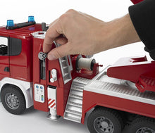 Carica l'immagine nel visualizzatore di Gallery, BRUDER Scania R-Series autopompa Pompieri con luci e suono 03590