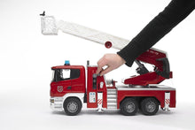 Carica l'immagine nel visualizzatore di Gallery, BRUDER Scania R-Series autopompa Pompieri con luci e suono 03590