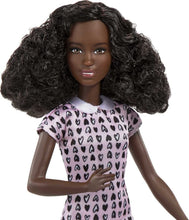 Carica l'immagine nel visualizzatore di Gallery, BARBIE Carriera: Fotografa di Animali HCN10