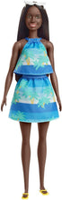 Carica l'immagine nel visualizzatore di Gallery, BARBIE Bambola Afroamericana con Vestitino Azzurro e Accessori GRB37