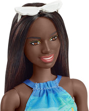 Carica l'immagine nel visualizzatore di Gallery, BARBIE Bambola Afroamericana con Vestitino Azzurro e Accessori GRB37