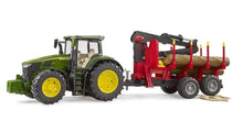Carica l'immagine nel visualizzatore di Gallery, John Deere 7R con Rimorchio Forestale e 4 Tronchi BRUDER 03154