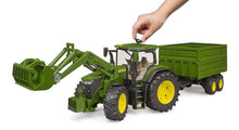 Carica l'immagine nel visualizzatore di Gallery, John Deere 7R con Caricatrice Frontale e Rimorchio BRUDER 03155