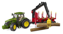 Carica l'immagine nel visualizzatore di Gallery, John Deere 7R con Rimorchio Forestale e 4 Tronchi BRUDER 03154
