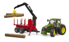 Carica l'immagine nel visualizzatore di Gallery, John Deere 7R con Rimorchio Forestale e 4 Tronchi BRUDER 03154