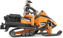 Carica l'immagine nel visualizzatore di Gallery, BRUDER Motoslitta con figura e accessori 63101