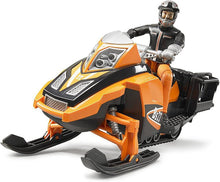 Carica l'immagine nel visualizzatore di Gallery, BRUDER Motoslitta con figura e accessori 63101