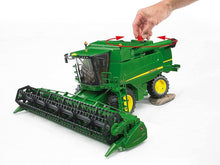 Carica l'immagine nel visualizzatore di Gallery, BRUDER Mietitrice John Deere Combine T670i 02132