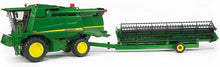 Carica l'immagine nel visualizzatore di Gallery, BRUDER Mietitrice John Deere Combine T670i 02132