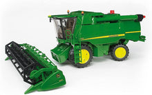 Carica l'immagine nel visualizzatore di Gallery, BRUDER Mietitrice John Deere Combine T670i 02132