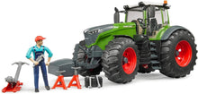 Carica l'immagine nel visualizzatore di Gallery, BRUDER Trattore Fendt 1050 Vario con meccanico e attrezzi officina 04041