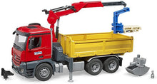 Carica l'immagine nel visualizzatore di Gallery, BRUDER MB Arocs camion ribaltabile con gru e pallet 03651