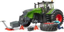 Carica l'immagine nel visualizzatore di Gallery, BRUDER Trattore Fendt 1050 Vario con meccanico e attrezzi officina 04041