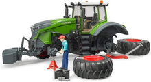 Carica l'immagine nel visualizzatore di Gallery, BRUDER Trattore Fendt 1050 Vario con meccanico e attrezzi officina 04041