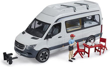 Carica l'immagine nel visualizzatore di Gallery, BRUDER MB Sprinter camper con personaggio 02672