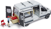Carica l'immagine nel visualizzatore di Gallery, BRUDER MB Sprinter camper con personaggio 02672