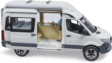 Carica l'immagine nel visualizzatore di Gallery, BRUDER MB Sprinter camper con personaggio 02672