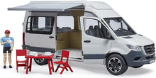Carica l'immagine nel visualizzatore di Gallery, BRUDER MB Sprinter camper con personaggio 02672