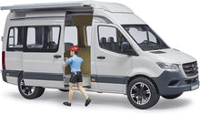 Carica l'immagine nel visualizzatore di Gallery, BRUDER MB Sprinter camper con personaggio 02672