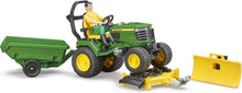 Carica l'immagine nel visualizzatore di Gallery, BRUDER John Deere trattore tosaerba con rimorchio e giardiniere 62104