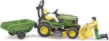 Carica l'immagine nel visualizzatore di Gallery, BRUDER John Deere trattore tosaerba con rimorchio e giardiniere 62104
