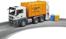 Carica l'immagine nel visualizzatore di Gallery, BRUDER MAN TGS camion trasporto rifiuti caric. posteriore (arancio) 03762