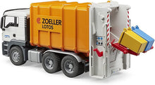 Carica l'immagine nel visualizzatore di Gallery, BRUDER MAN TGS camion trasporto rifiuti caric. posteriore (arancio) 03762
