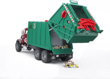 Carica l'immagine nel visualizzatore di Gallery, BRUDER MACK Granite trasporto rifiuti (verde) 02812