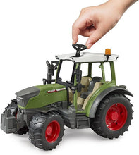 Carica l'immagine nel visualizzatore di Gallery, BRUDER Trattore Fendt Vario 211 - 02180