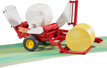 Carica l'immagine nel visualizzatore di Gallery, BRUDER Raccoglitore per balle fieno 02122