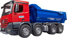 Carica l'immagine nel visualizzatore di Gallery, BRUDER MB Arocs camion ribaltabile movimento terra 03621