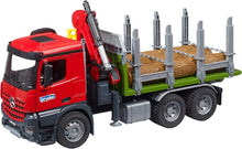 Carica l'immagine nel visualizzatore di Gallery, BRUDER MB Arocs camion trasporto 3 tronchi con gru 03669