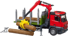 Carica l'immagine nel visualizzatore di Gallery, BRUDER MB Arocs camion trasporto 3 tronchi con gru 03669