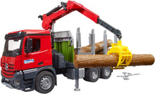 Carica l'immagine nel visualizzatore di Gallery, BRUDER MB Arocs camion trasporto 3 tronchi con gru 03669