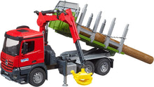 Carica l'immagine nel visualizzatore di Gallery, BRUDER MB Arocs camion trasporto 3 tronchi con gru 03669