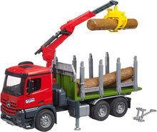 Carica l'immagine nel visualizzatore di Gallery, BRUDER MB Arocs camion trasporto 3 tronchi con gru 03669