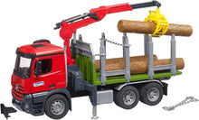 Carica l'immagine nel visualizzatore di Gallery, BRUDER MB Arocs camion trasporto 3 tronchi con gru 03669