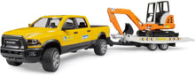 Carica l'immagine nel visualizzatore di Gallery, BRUDER RAM 2500 Power Wagon con rimorchio e mini scavatore 02546